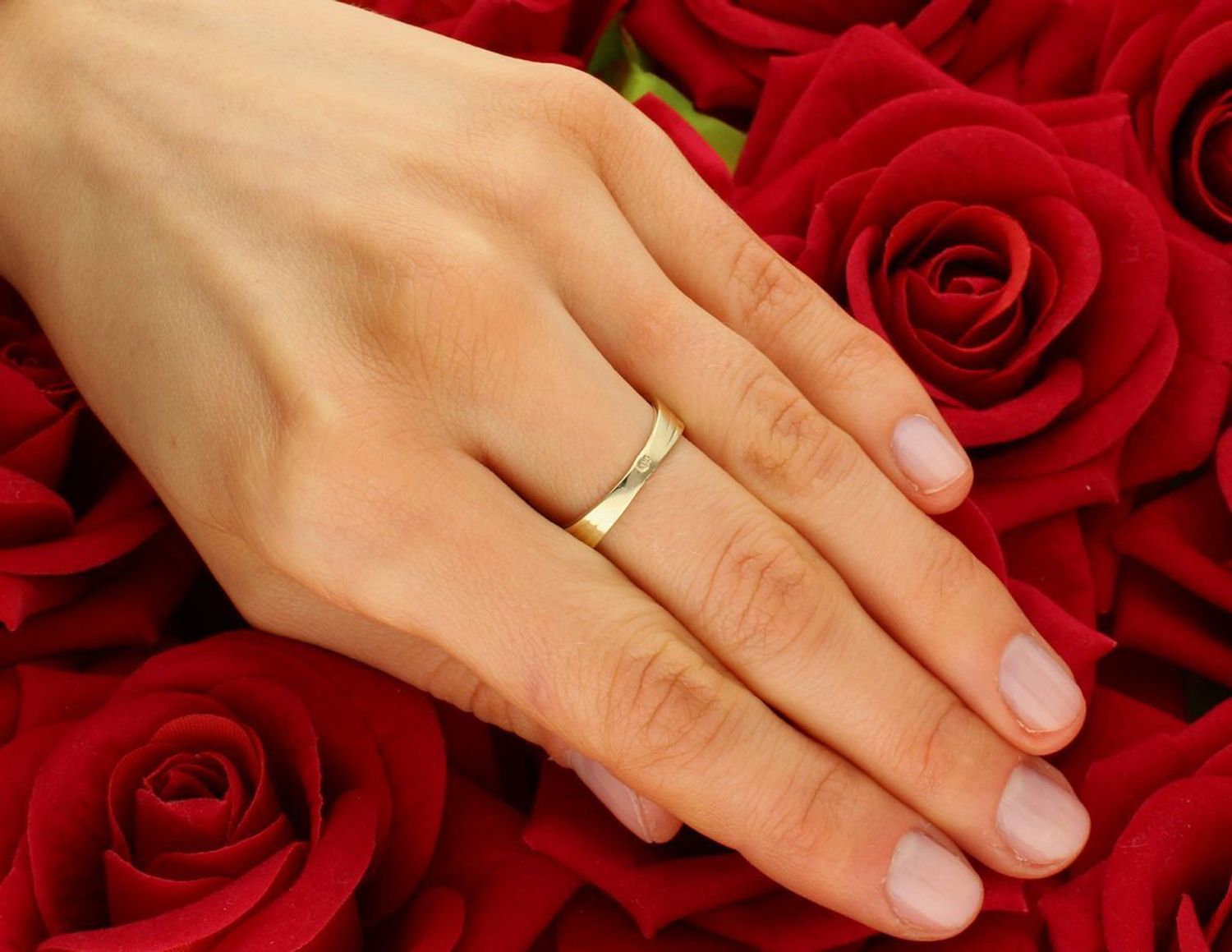 Złoty pierścionek z grawerowanym elementem próba 375, PI 2397 375. Złoty pierścionek z grawerowanym elementem to wyjątkowy i elegancki wybór, który łączy w sobie subtelną klasykę z nowoczesny1.jpg